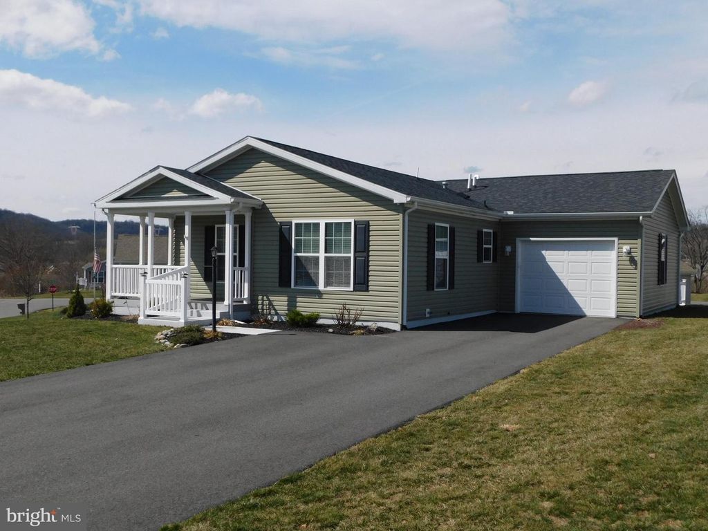 5 SANDPIPER DR, Bechtelsville, PA 19505