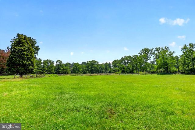 6693 GROVELAND RD, Pipersville, PA 18947