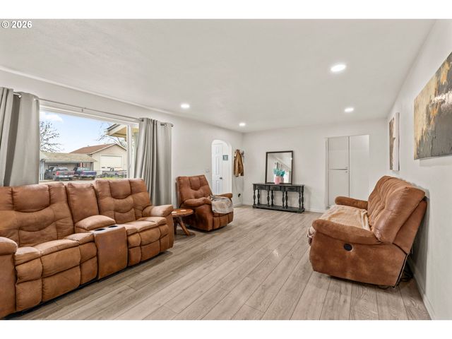 4033 HANNA St, Roseburg, OR 97471