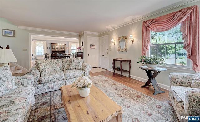 5 Birdseye Glen, Verona, NJ 07044