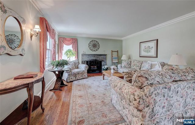 5 Birdseye Glen, Verona, NJ 07044