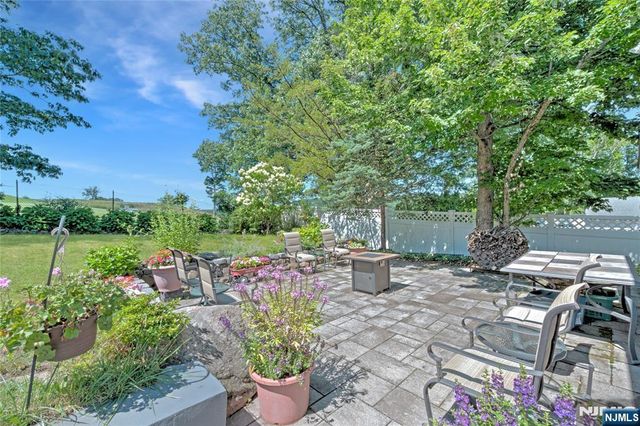 5 Birdseye Glen, Verona, NJ 07044