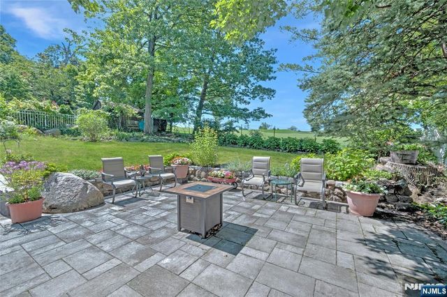 5 Birdseye Glen, Verona, NJ 07044
