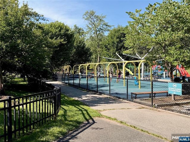 5 Birdseye Glen, Verona, NJ 07044