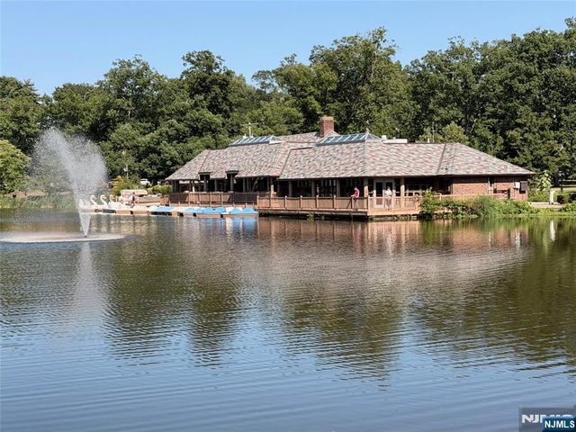 5 Birdseye Glen, Verona, NJ 07044