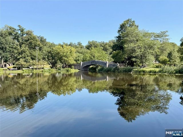 5 Birdseye Glen, Verona, NJ 07044