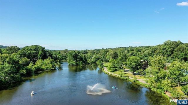 5 Birdseye Glen, Verona, NJ 07044