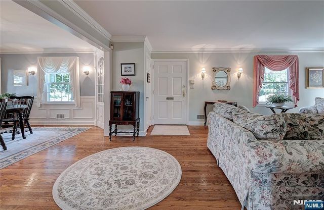 5 Birdseye Glen, Verona, NJ 07044