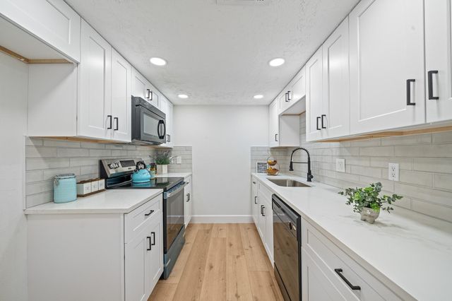 8726 Wilcrest Drive 8726, Houston, TX 77099