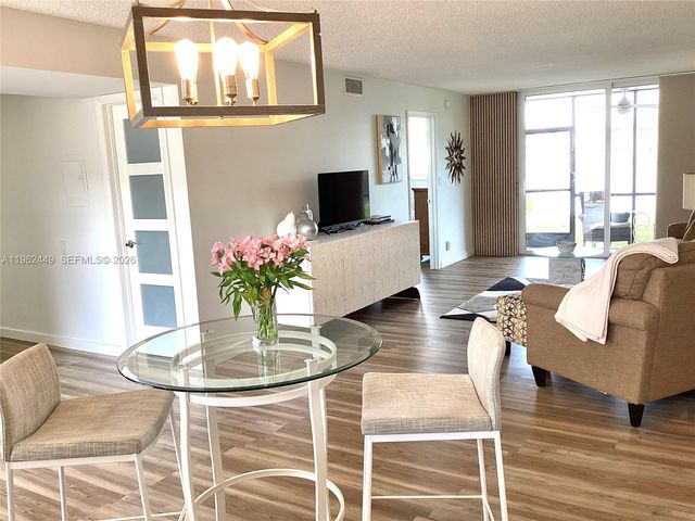9423 S Hollybrook Lake Drive 106, Pembroke Pines, FL 33025