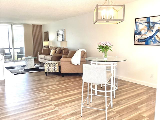 9423 S Hollybrook Lake Drive 106, Pembroke Pines, FL 33025