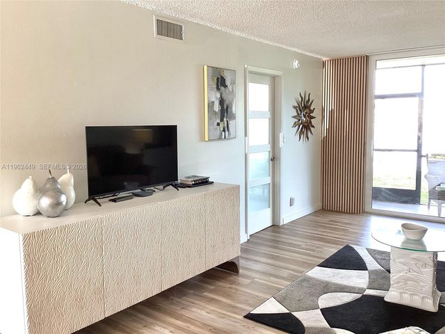 9423 S Hollybrook Lake Drive 106, Pembroke Pines, FL 33025
