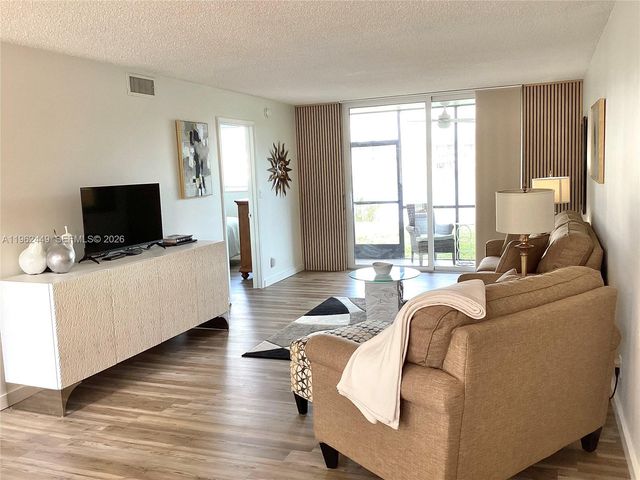 9423 S Hollybrook Lake Drive 106, Pembroke Pines, FL 33025