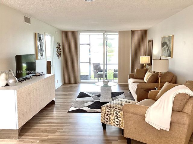 9423 S Hollybrook Lake Drive 106, Pembroke Pines, FL 33025