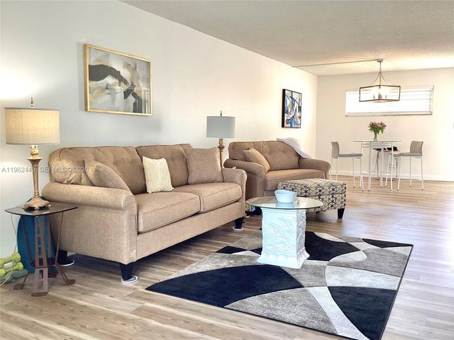 9423 S Hollybrook Lake Drive 106, Pembroke Pines, FL 33025
