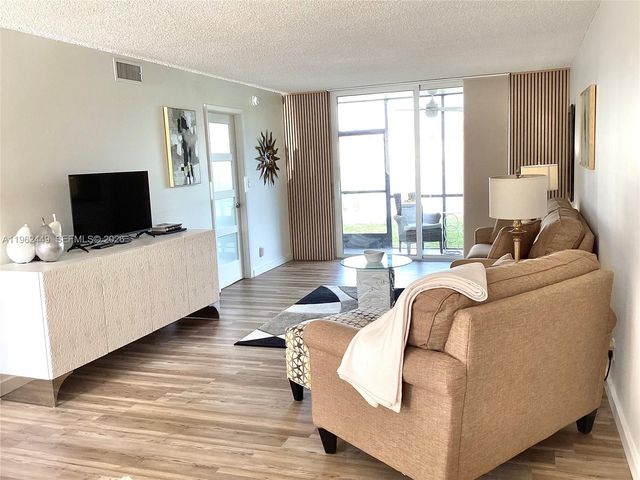 9423 S Hollybrook Lake Drive 106, Pembroke Pines, FL 33025