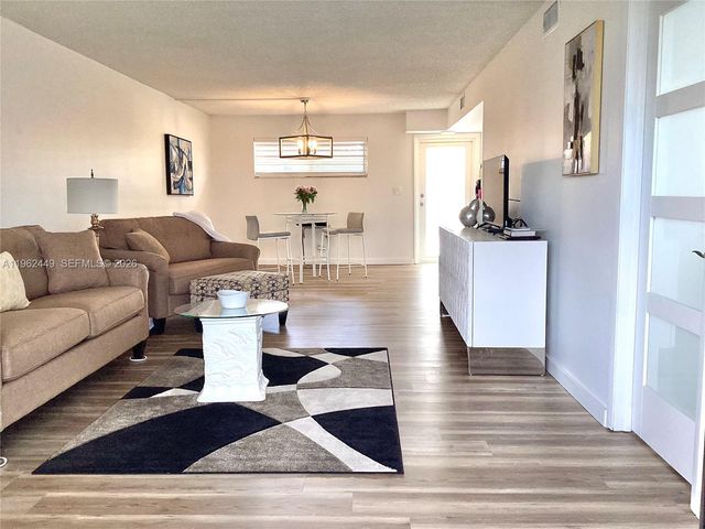 9423 S Hollybrook Lake Drive 106, Pembroke Pines, FL 33025