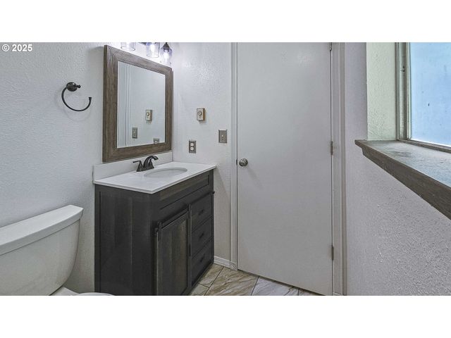 120 W Wilson, Carlton, OR 97111