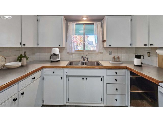 120 W Wilson, Carlton, OR 97111