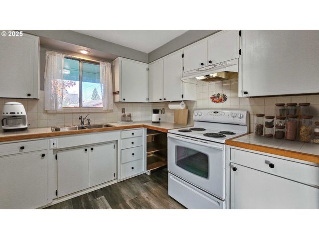 120 W Wilson, Carlton, OR 97111