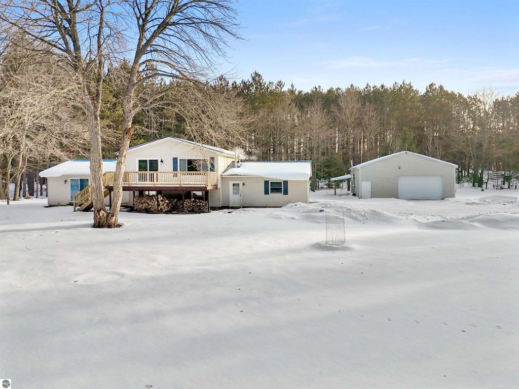 Image 1 of property listing at 6655 E 26 1/4 Road, Cadillac, MI 49601
