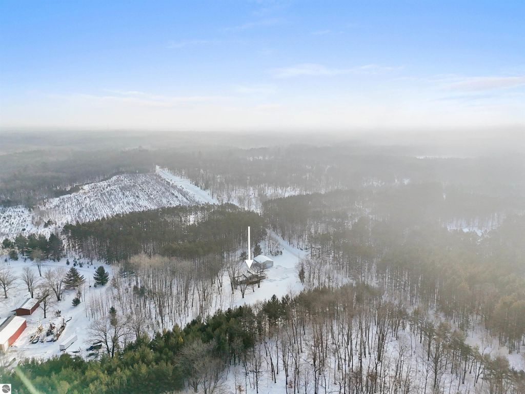 Image 12 of property listing at 6655 E 26 1/4 Road, Cadillac, MI 49601