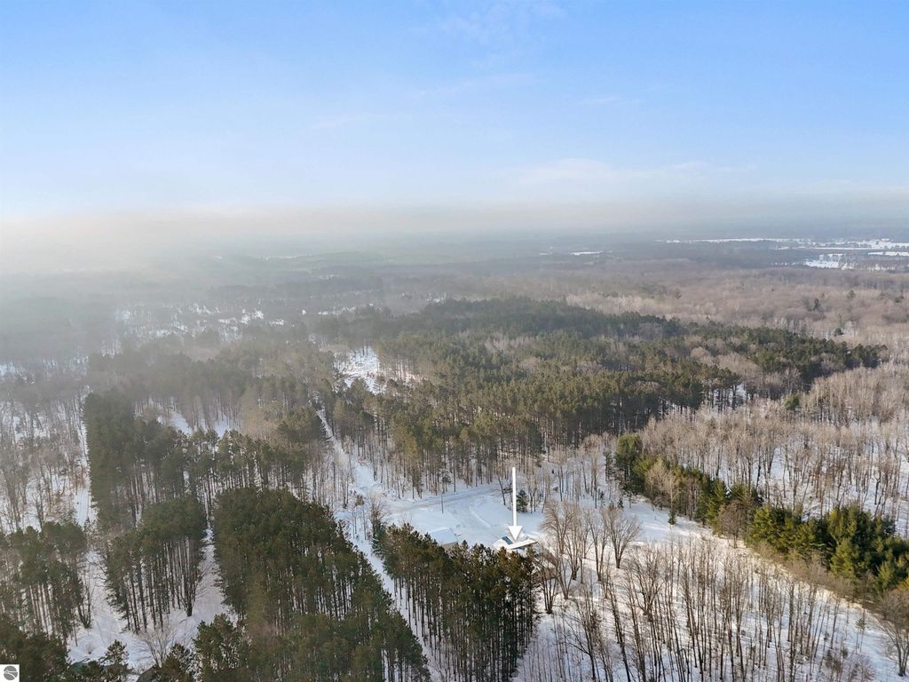 Image 13 of property listing at 6655 E 26 1/4 Road, Cadillac, MI 49601