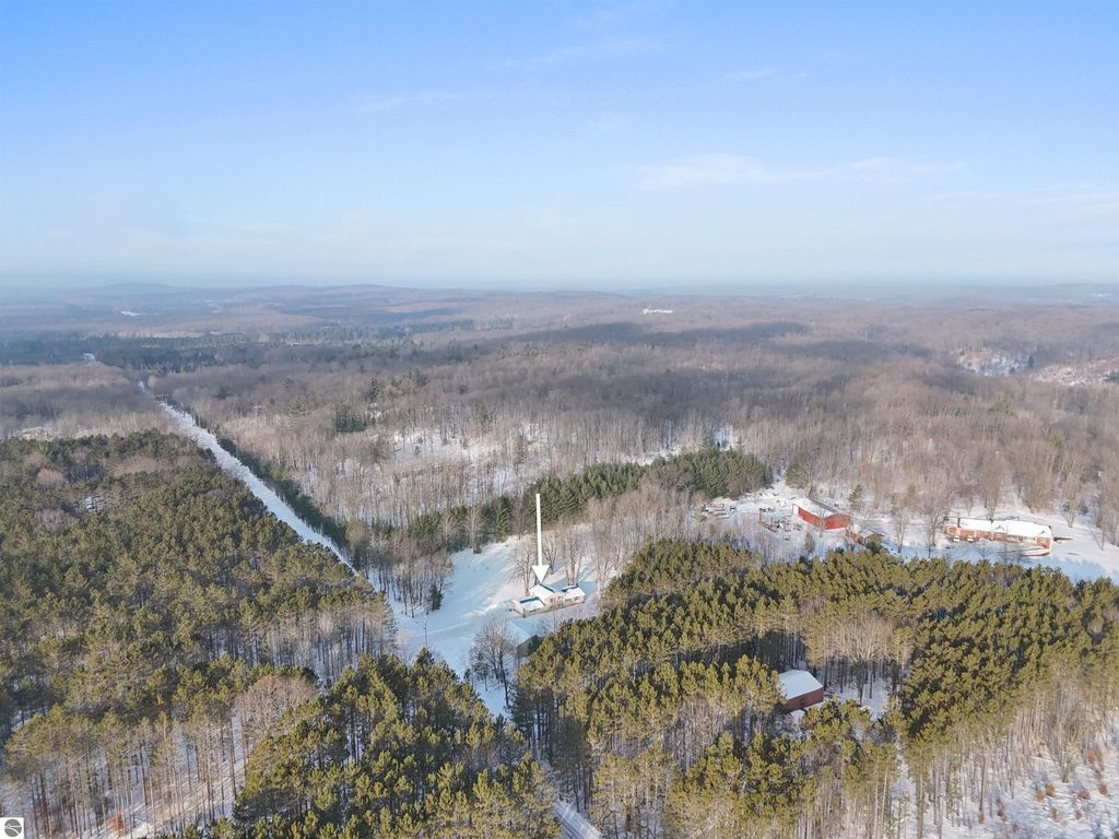 Image 14 of property listing at 6655 E 26 1/4 Road, Cadillac, MI 49601