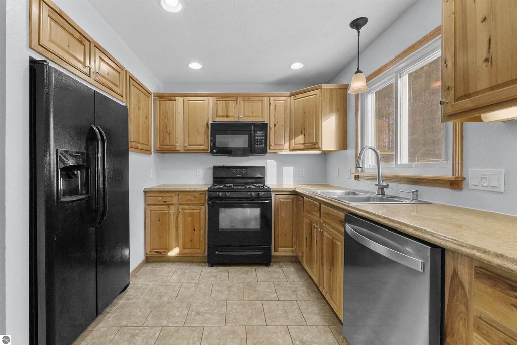 Image 15 of property listing at 6655 E 26 1/4 Road, Cadillac, MI 49601