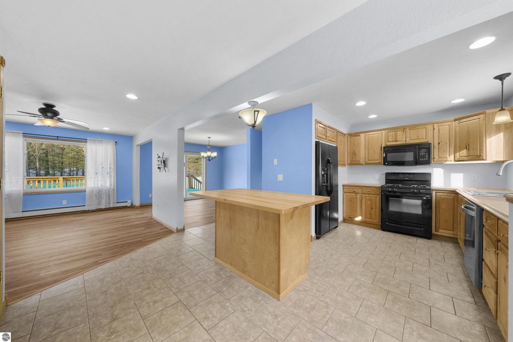 Image 16 of property listing at 6655 E 26 1/4 Road, Cadillac, MI 49601