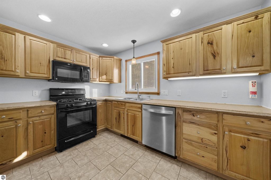 Image 18 of property listing at 6655 E 26 1/4 Road, Cadillac, MI 49601