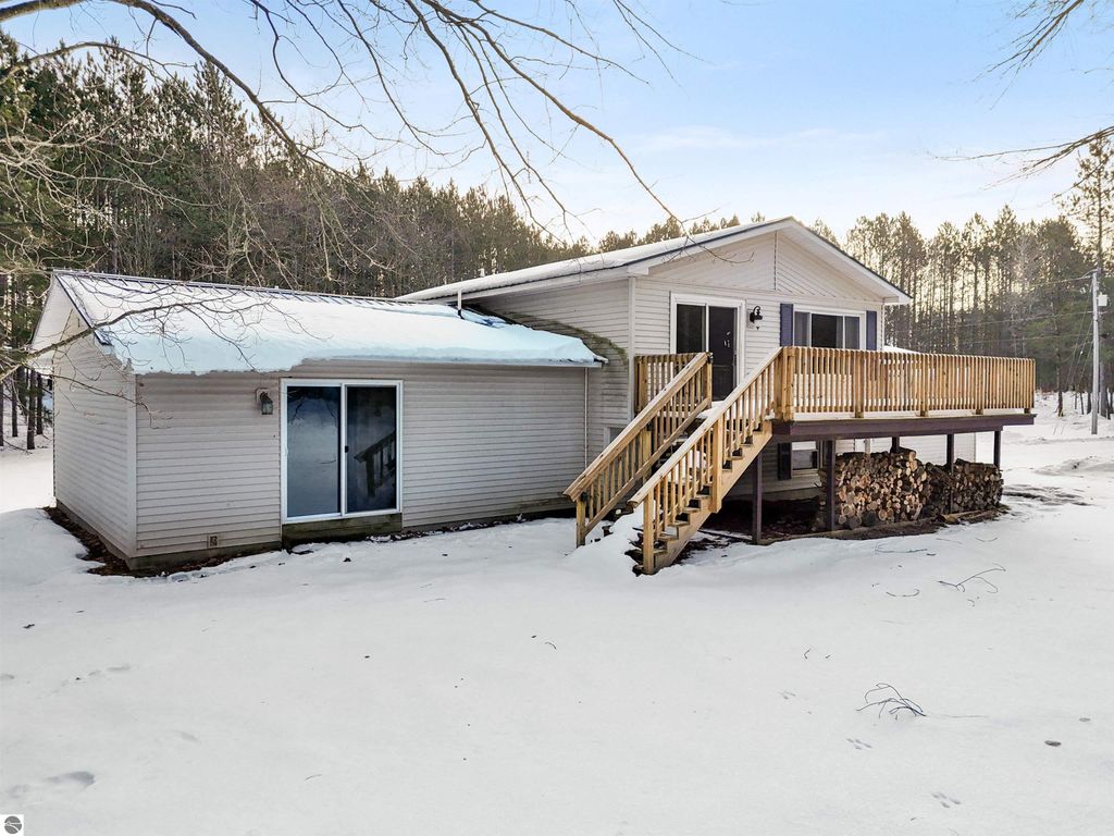 Image 3 of property listing at 6655 E 26 1/4 Road, Cadillac, MI 49601