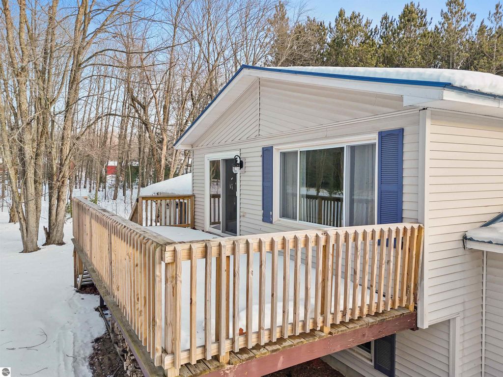 Image 4 of property listing at 6655 E 26 1/4 Road, Cadillac, MI 49601