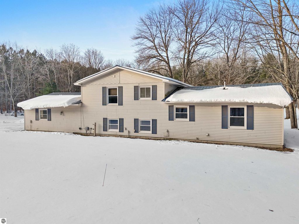 Image 5 of property listing at 6655 E 26 1/4 Road, Cadillac, MI 49601