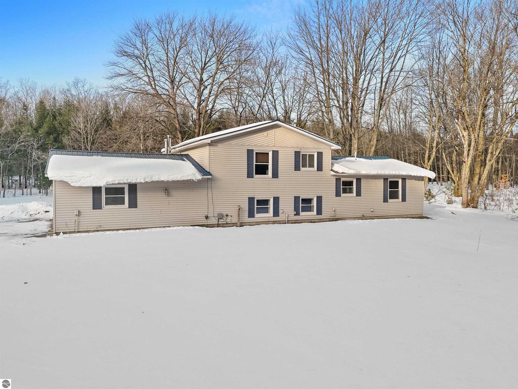 Image 6 of property listing at 6655 E 26 1/4 Road, Cadillac, MI 49601