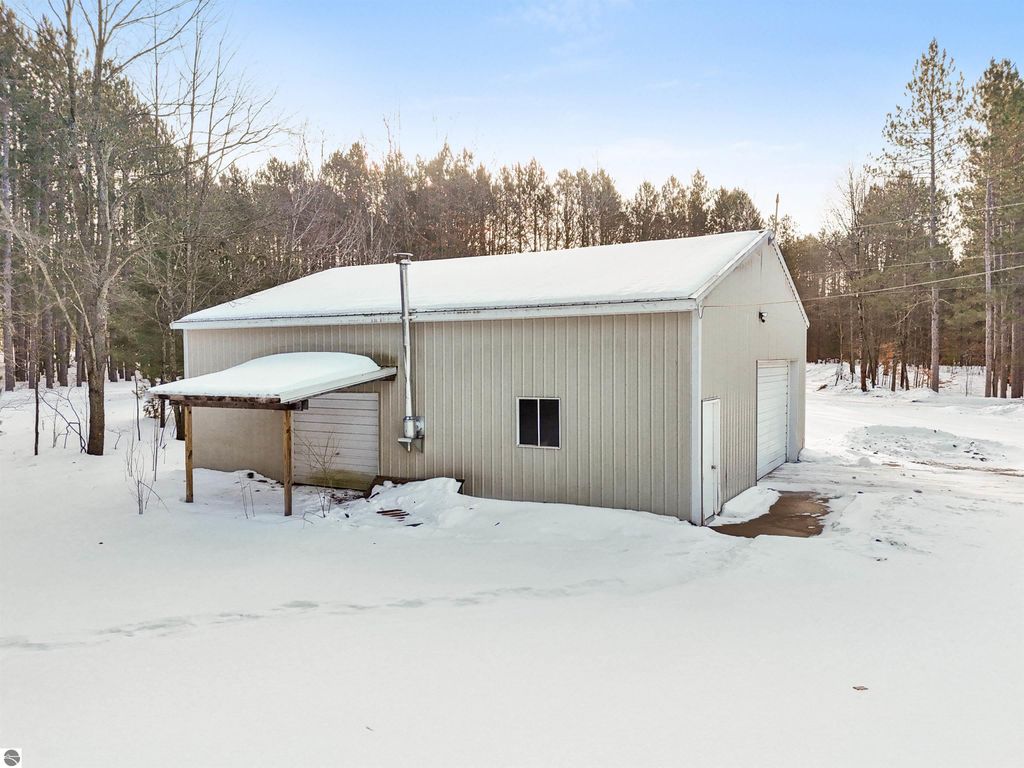Image 7 of property listing at 6655 E 26 1/4 Road, Cadillac, MI 49601