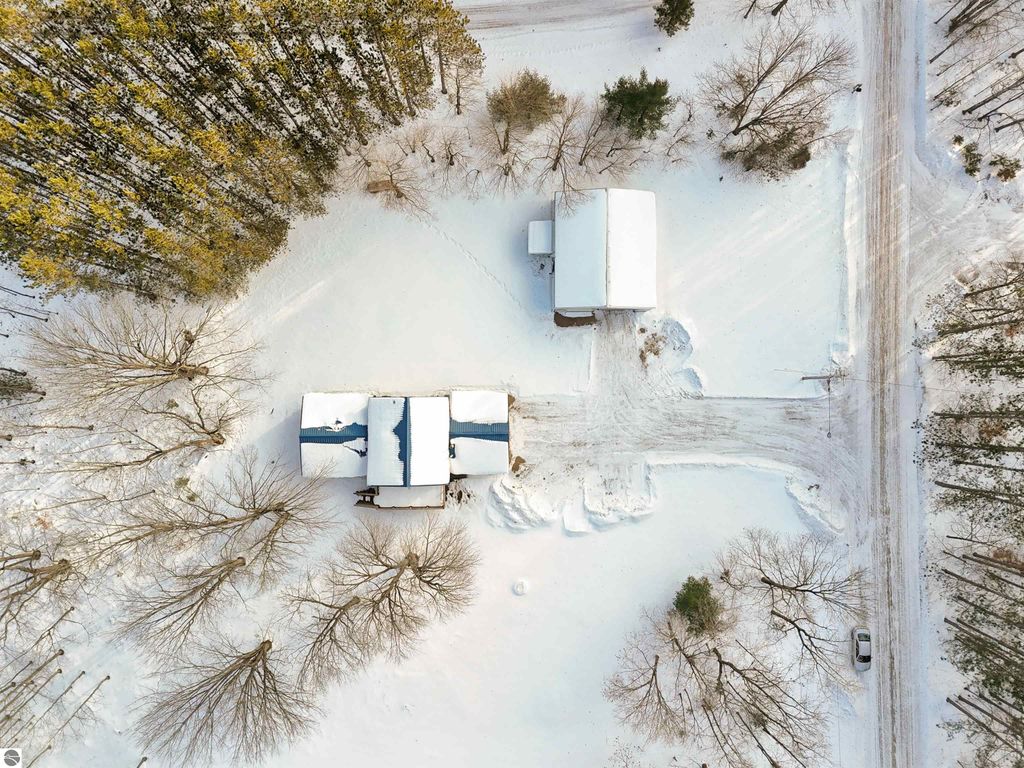 Image 9 of property listing at 6655 E 26 1/4 Road, Cadillac, MI 49601