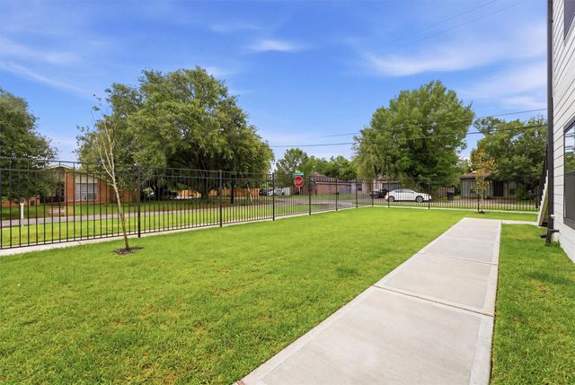 3107 Grassmere Street B, Houston, TX 77051