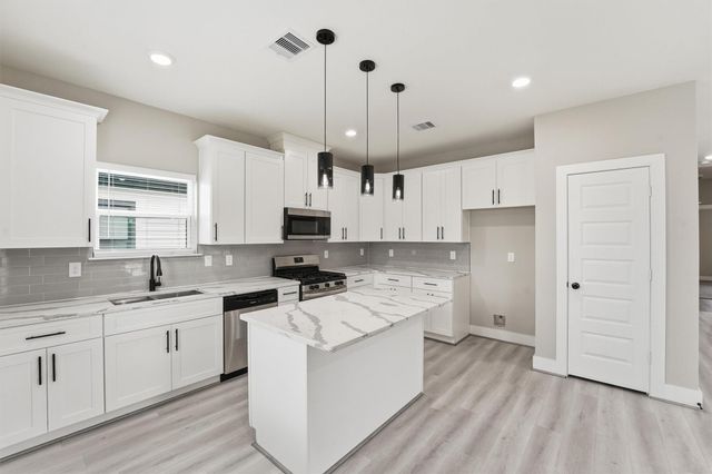 3107 Grassmere Street B, Houston, TX 77051
