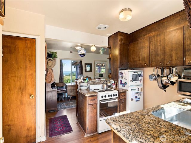 2715 50th Avenue SW, Seattle, WA 98116