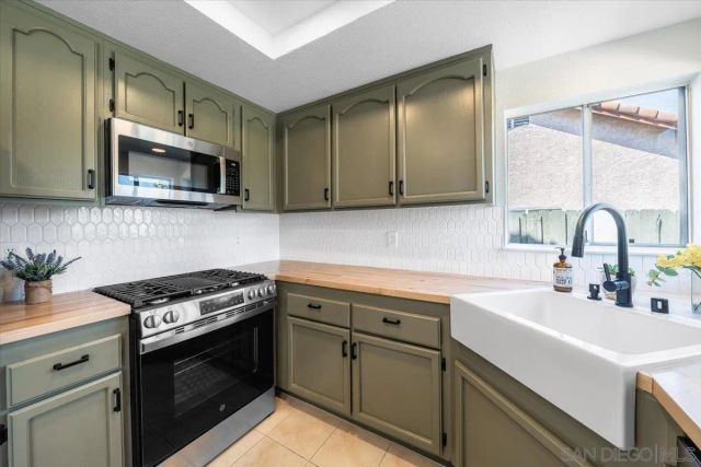 1726 Las Palmas Ln, Escondido, CA 92026