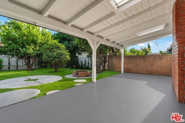 14930 Leadwell Street, Los Angeles, CA 91405
