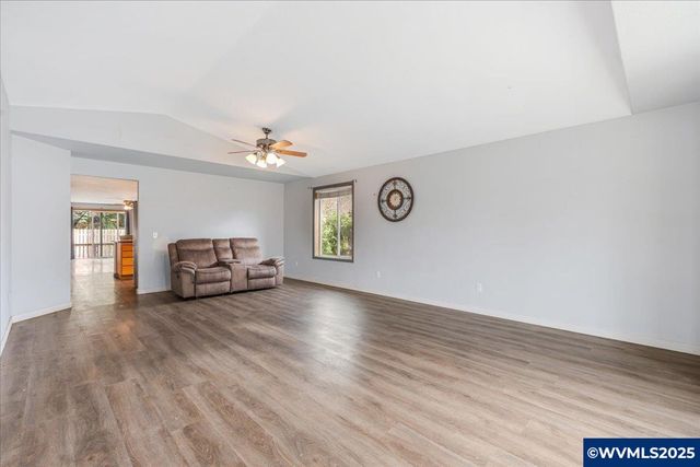 2367 Dorsey Dr, Hubbard, OR 97032