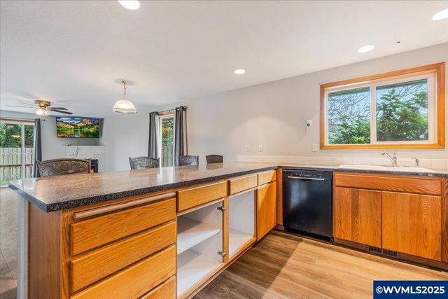 2367 Dorsey Dr, Hubbard, OR 97032