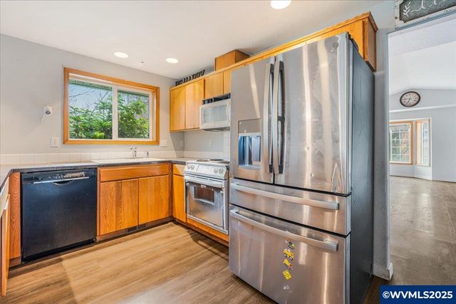 2367 Dorsey Dr, Hubbard, OR 97032