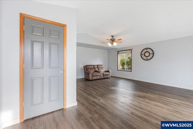 2367 Dorsey Dr, Hubbard, OR 97032