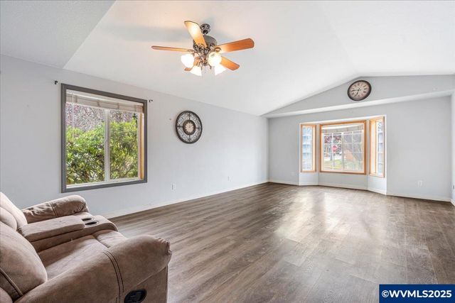 2367 Dorsey Dr, Hubbard, OR 97032