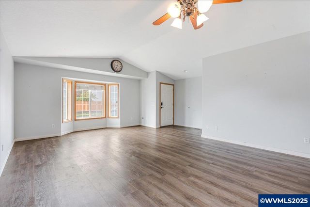 2367 Dorsey Dr, Hubbard, OR 97032