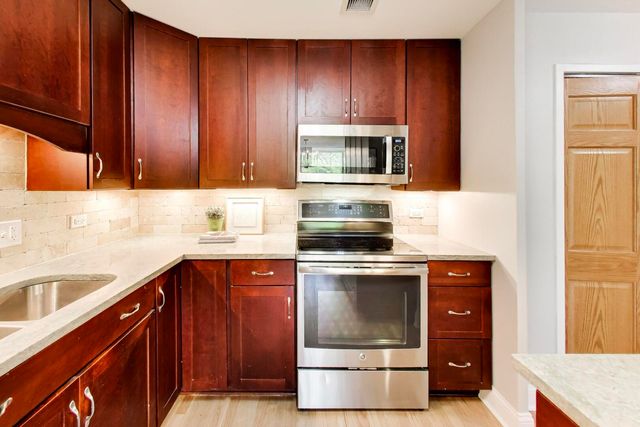 151 N Kenilworth Avenue 2G, Oak Park, IL 60301