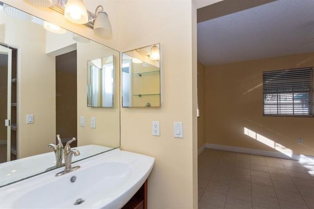 5200 Lake Loop Road, Cooper City, FL 33330